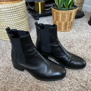 Black leather Kenneth Cole boots